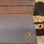 Roodoranje terrasbanken van staal en IPE - Kussens met geborduurd logo - Maatwerk terrasbanken voor horeca - Robuust Maatwerk uit Limburg Nederland