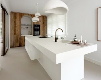 Moderne keuken - Keukeneiland met eiken barnwood wand - Robuust Maatwerk 04 horizontaal