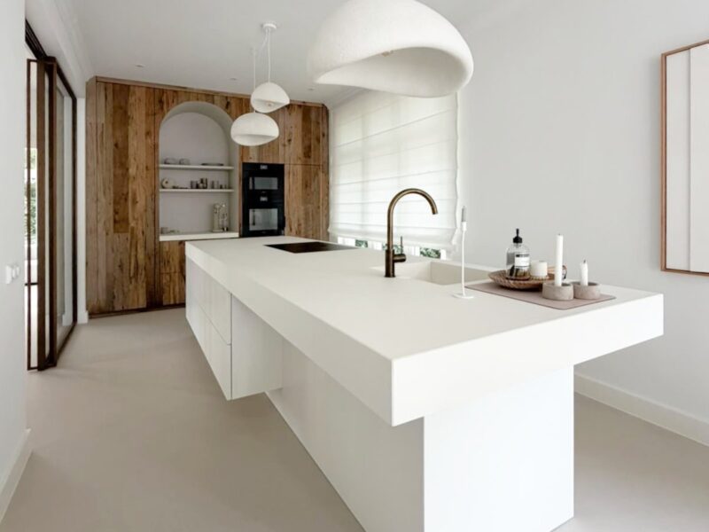 Tijdloze keuken met strak kookeiland, een barnwood wandkast en stalen schuifdeur - Robuust Maatwerk uit Limburg Nederland