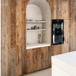 Tijdloze keuken met strak kookeiland, een barnwood wandkast en stalen schuifdeur - Robuust Maatwerk uit Limburg Nederland