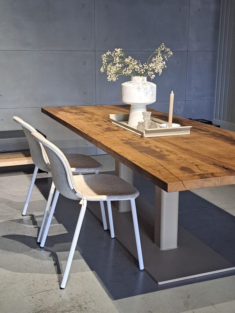 Moeraseiken tafel met grijsbeige frame - Robuust Maatwerk uit Limburg Nederland