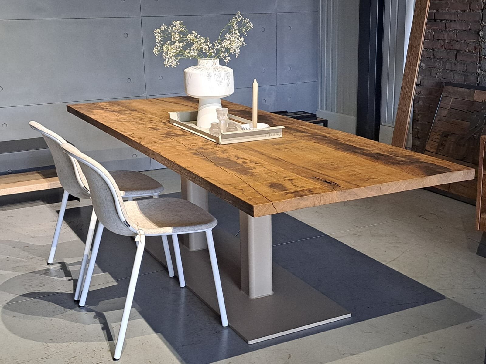 Moeraseiken tafel met grijsbeige frame - Robuust Maatwerk uit Limburg Nederland