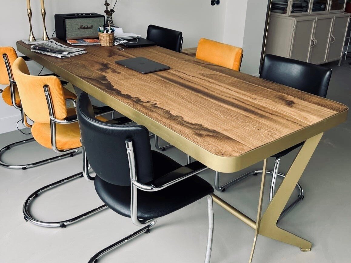 Moeraseiken tafelblad in gouden frame - Robuuste Maatwerk Tafels uit Nederland