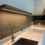 Notenhouten wandplanken met ledverlichting - Robuust Maatwerk