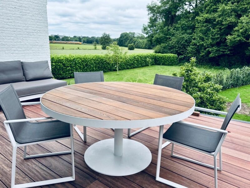 Ronde buitentafel met thermo essen blad - Witte tuintafel uit Limburg Nederland - Robuust Maatwerk