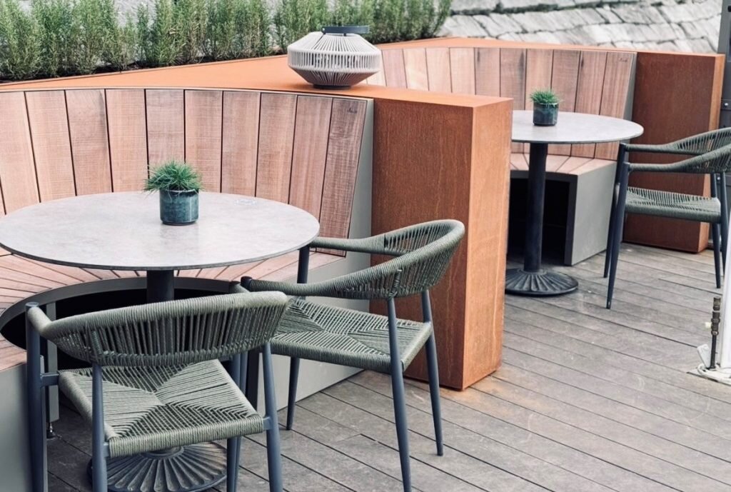 Afgeronde terrasbank met cortenstaal - Maatwerk terrasmeubel voor Aon 't Bat in Eijsden - Robuust Maatwerk uit Limburg Nederland