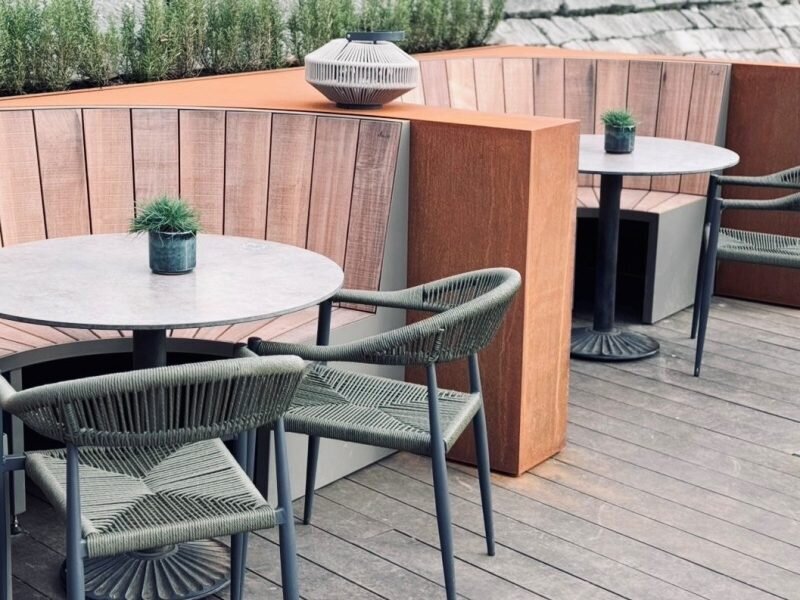Afgeronde terrasbank met cortenstaal - Maatwerk terrasmeubel voor Aon 't Bat in Eijsden - Robuust Maatwerk uit Limburg Nederland