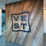 Stalen logo op barnwood wand - Robuust maatwerk uit Limburg Nederland