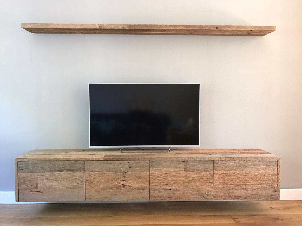 Robuust houten tv-meubel - Tv meubel van geleefd hout - TV plank - Robuust Maatwerk uit Limburg Nederland