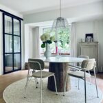 Tafel met keramiek blad en conisch barnwood poot - Stoelen van PLANQ - Robuust Maatwerk uit Limburg Nederland