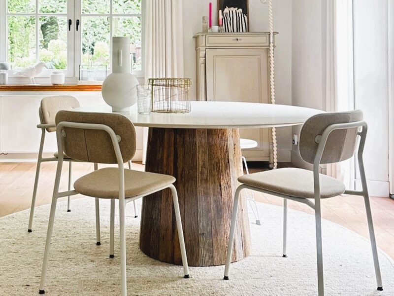Tafel met keramiek blad en conisch barnwood poot - Stoelen van PLANQ - Robuust Maatwerk uit Limburg Nederland