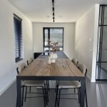 Maatwerk tafel aan keukeneiland - Eettafel van barnwood en staal - Robuust Maatwerk uit Limburg Nederland