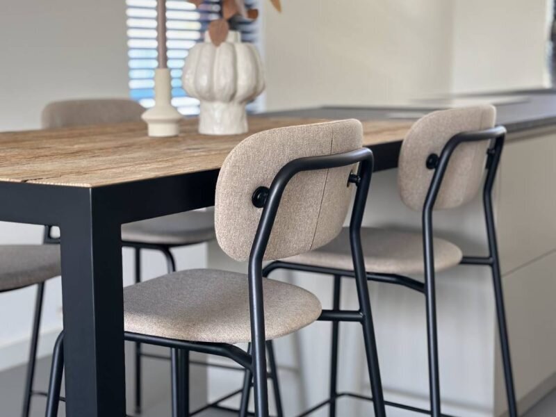 Maatwerk tafel aan keukeneiland - Eettafel van barnwood en staal - Robuust Maatwerk uit Limburg Nederland