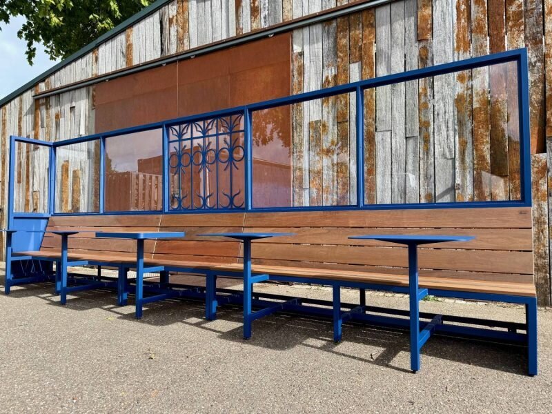 Grande Café Lebowski in Utrecht - Maatwerk terrasbanken met windscherm - IPE hout en blauw staal - Robuust Maatwerk uit Limburg Nederland