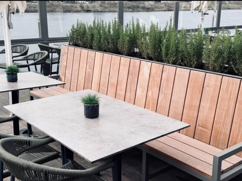 Terrasbank met plantenbak - Maatwerk terrasmeubel voor Aon 't Bat in Eijsden - Robuust Maatwerk uit Limburg Nederland