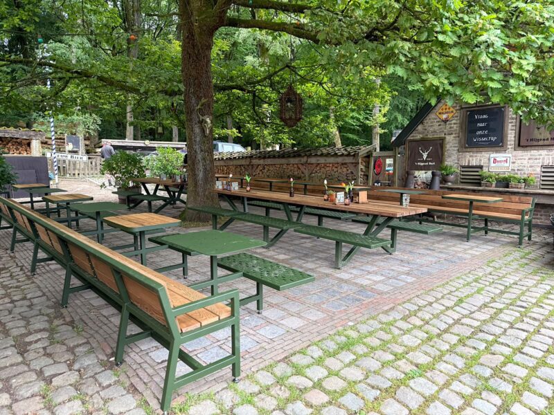 Terrasbanken bij 't Hijgend Hert - Groene terrasbanken voor Horeca - Robuust Maatwerk uit Limburg Nederland
