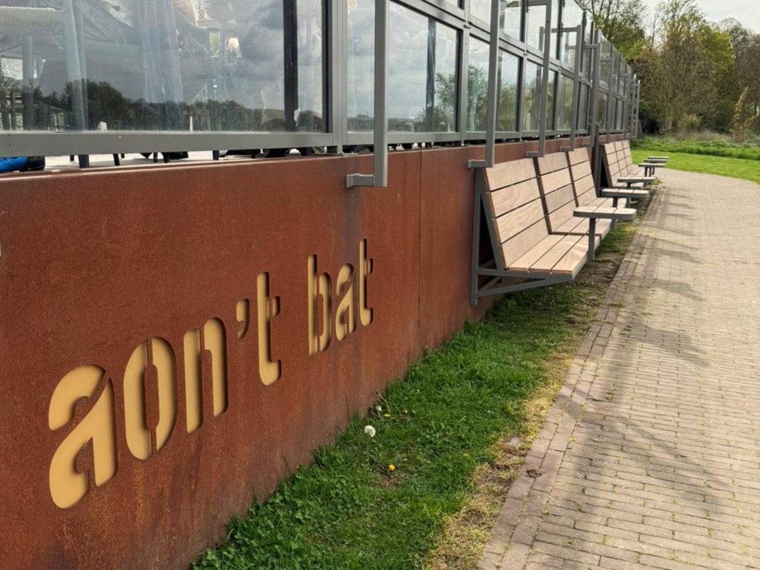 Hangende terrasbanken in Eijsden - Aon't Bat - Maatwerk terrasbanken van staal en hout - Robuust Maatwerk uit Limburg Nederland