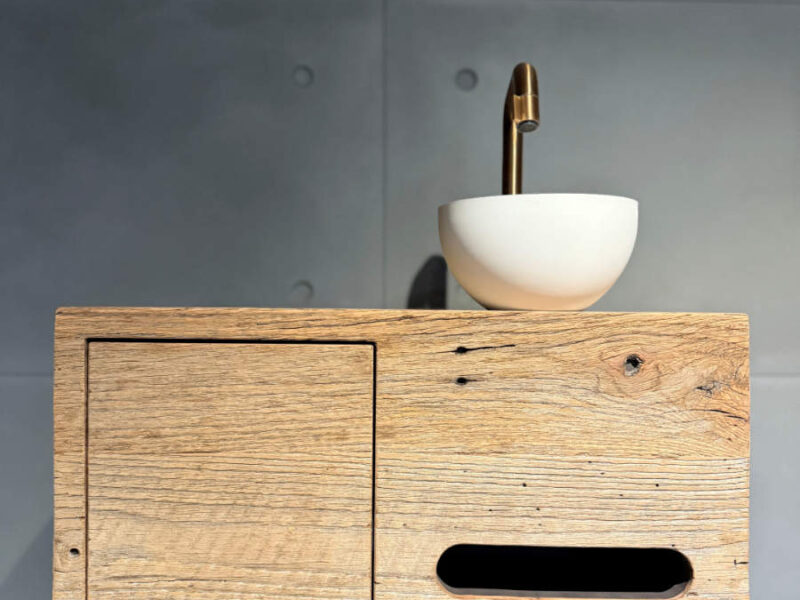 Toiletmeubel, barnwood, oud hout met historie, kommetje mat wit polystone, rose kleurige kraan, Robuust Maatwerk