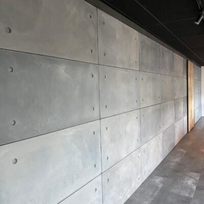 Totaalconcept vergaderruimte, barnwood, gepoedercoat staal, betonnen wandpanelen 21