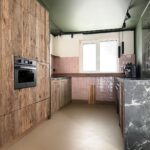 Totaalinrichting van keuken en woonkamer - barnwood - keramiek - staal - spuitwerk - ledverlichting - figuurglas - Robuust Maatwerk uit Limburg Nederland