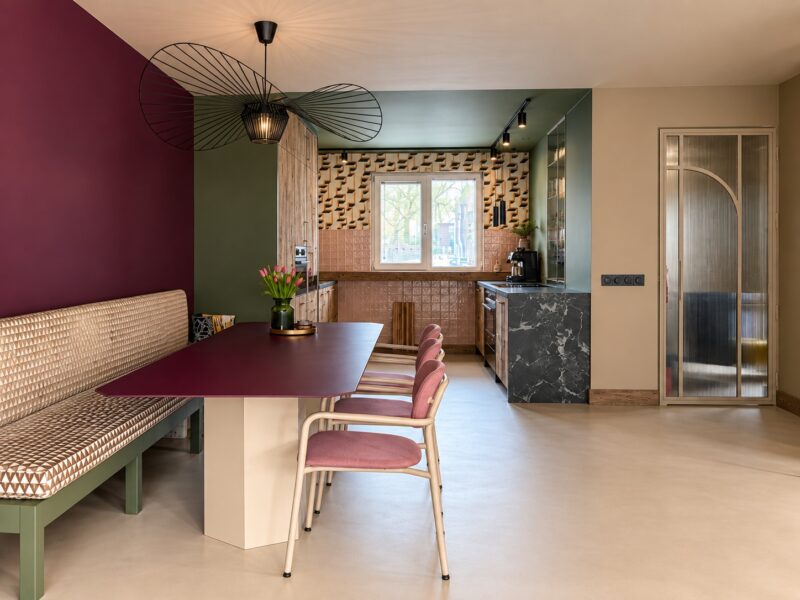 Totaalinrichting van keuken en woonkamer - barnwood - keramiek - staal - spuitwerk - ledverlichting - figuurglas - Robuust Maatwerk uit Limburg Nederland
