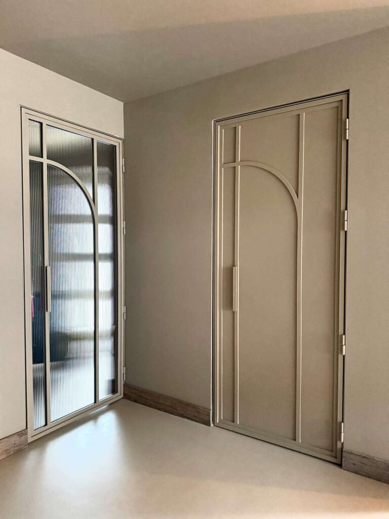 Stalen draaideur met figuurglas - Design deur door Robuust Maatwerk uit Limburg Nederland
