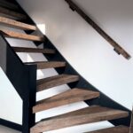 Eiken barnwood traptreden en trapleuning - Maatwerk trappen door Robuust Maatwerk uit Limburg Nederland