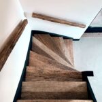 Eiken barnwood traptreden en trapleuning - Maatwerk trappen door Robuust Maatwerk uit Limburg Nederland