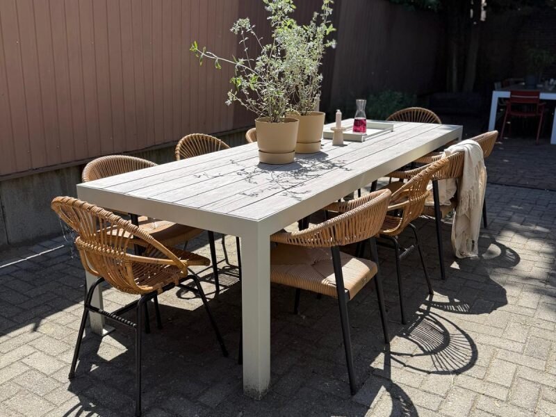 Grijze maatwerk tuintafel met thermo essen blad - Robuust Maatwerk uit Limburg Nederland