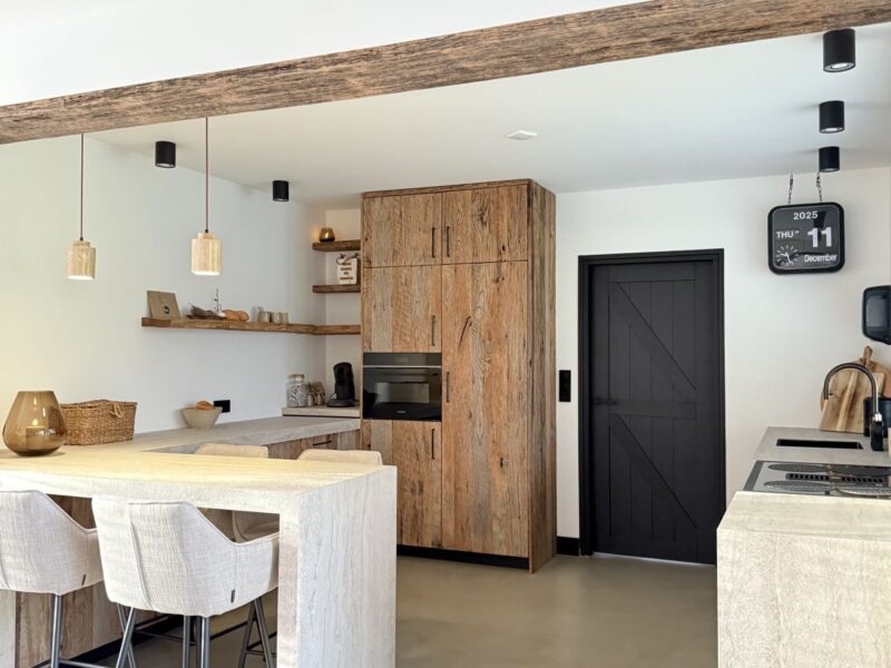 Kookeiland - Japandi keuken - Barnwood keuken - Volledig keukenontwerp - Fronten vervangen - Barnwood en keramiek - Balkbekleding - Massief eiken hout - Robuust Maatwerk uit Limburg Nederland