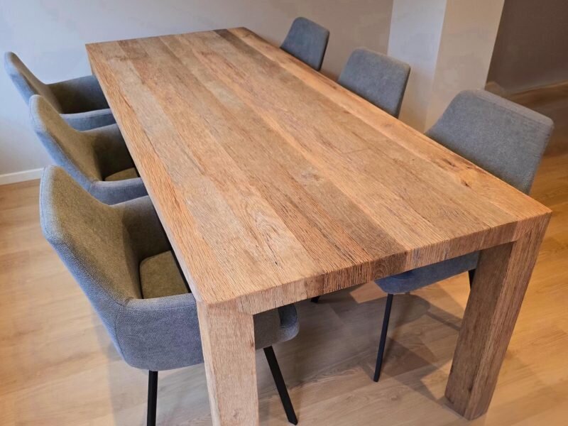 Eiken barnwood Ottawa tafel in verstek gezet - Volledige houten tafel - Robuust Maatwerk uit Limburg Nederland