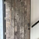 Voordeur bekleed met eiken barnwood Ottawa grijs - Robuust Maatwerk uit Limburg Nederland