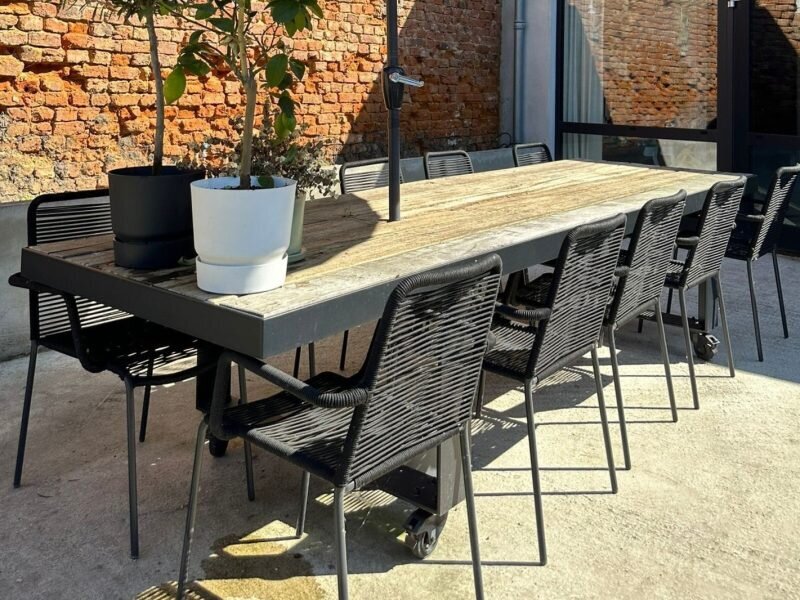 Verrijdbare buitentafel met scheepsplanken blad - Robuust Maatwerk uit Limburg Nederland